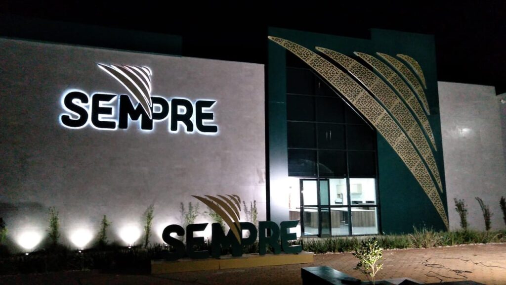Fachada da Sempre Sementes à noite com letras caixa e LED indireto